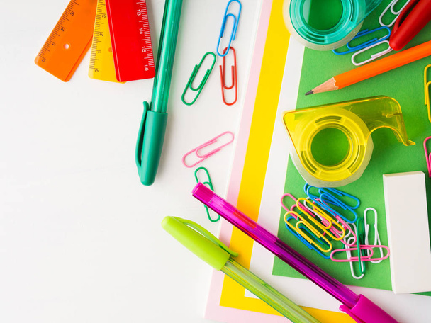 Levélpapír színes iskola íróeszközök, kiegészítők, tollak - Fotó, kép