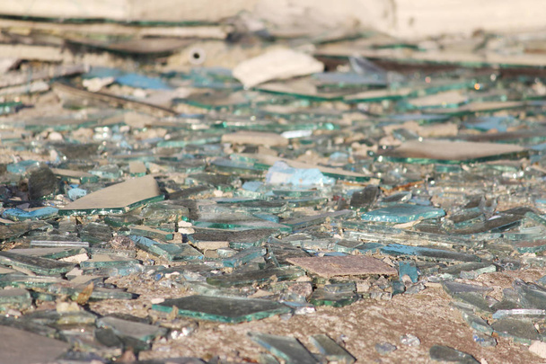A vandálok betörték a befejezetlen elhagyatott épület üvegablakait. - Fotó, kép
