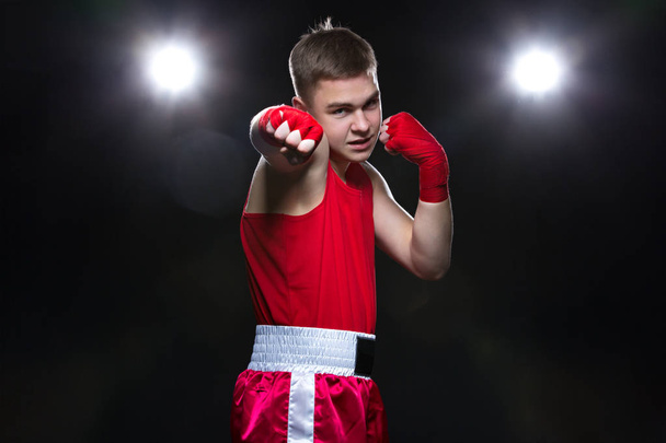 Молодой боксер в красной форме
 - Фото, изображение
