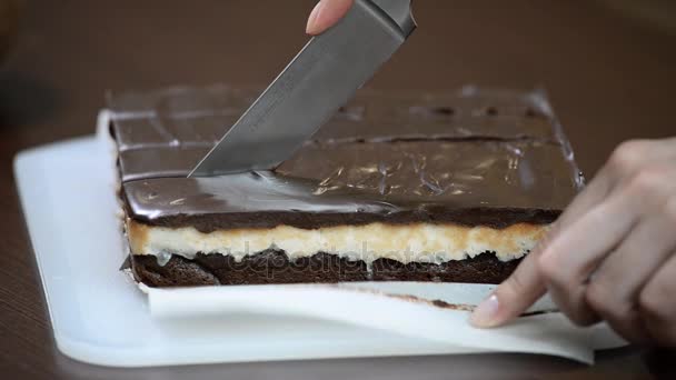 Schokoladenkuchen schneiden - Filmmaterial, Video