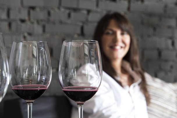 Gyönyörű nő iszik bor közelében a bárban számláló   - Fotó, kép