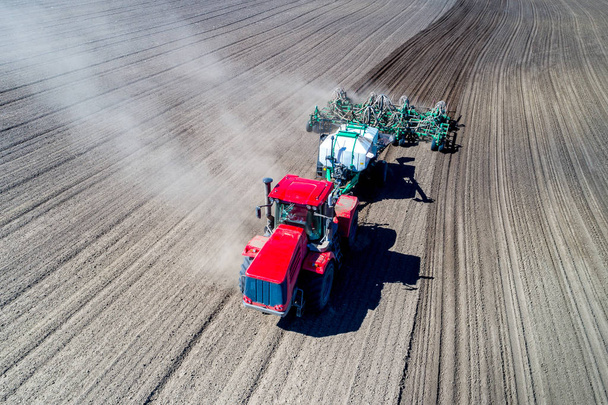 traktorin kylvö pellolla
 - Valokuva, kuva