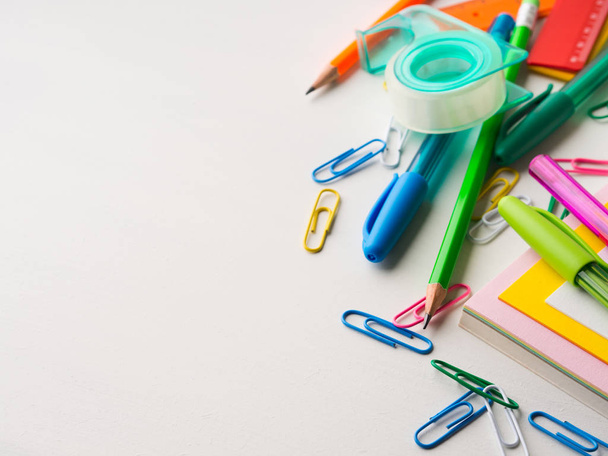 Papeterie colorée école outils d'écriture accessoires stylos
 - Photo, image