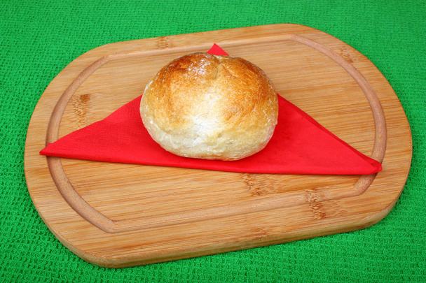 Pan fresco y crujiente tradicional
  - Foto, Imagen