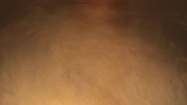 Processo di fermentazione in una grande casseruola
 - Filmati, video