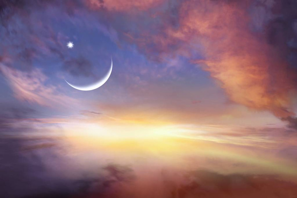  Zonsondergang of zonsopkomst met wolken, lichtstralen en andere atmosferische effecten  - Foto, afbeelding