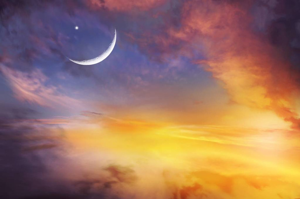  Ηλιοβασίλεμα ή ανατολή με σύννεφα, ακτίνες φωτός και άλλα ατμοσφαιρικά φαινόμενα  - Φωτογραφία, εικόνα