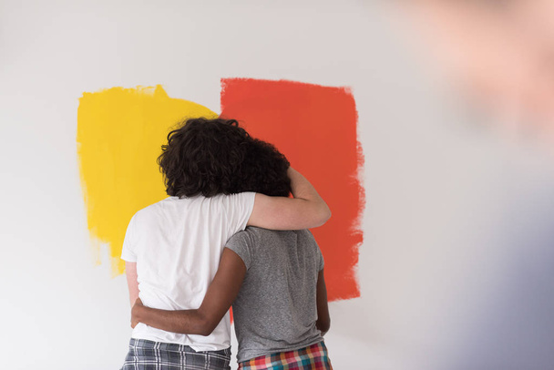 pareja multiétnica pintura pared interior
 - Foto, Imagen