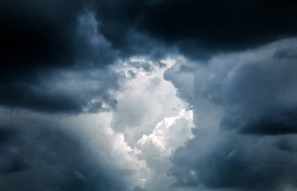 Дыра в драматических облаках
 - Фото, изображение