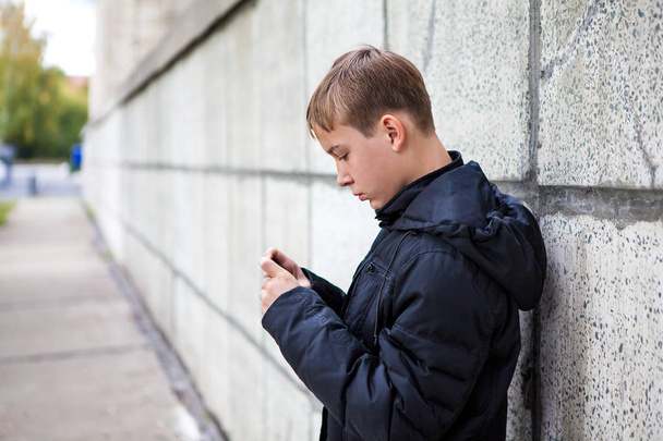 Kid with a Phone - Φωτογραφία, εικόνα
