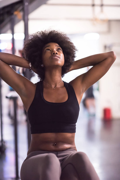 black woman doing sit ups at the gym - Foto, Imagem