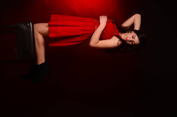 Sensual bela mulher loira posando em vestido vermelho. Menina com cabelos longos encaracolados
. - Foto, Imagem
