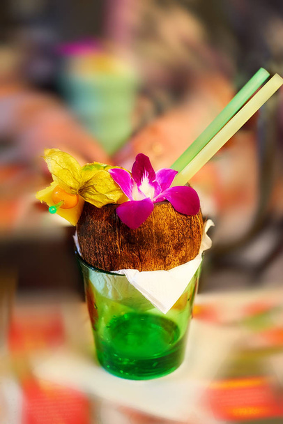 exotischer Cocktail in Kokosnuss - Foto, Bild