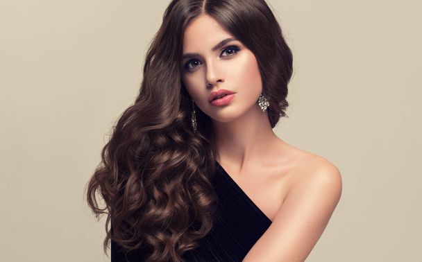 Kıvırcık saçlı güzel model kız  - Fotoğraf, Görsel