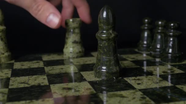 Λευκός Πύργος κτυπά μαύρο ελέφαντα στη σκακιέρα. Νίκησε πύργος στο σκάκι. Ελέφαντας κρατώντας το γυναικείο χέρι. Επιλεκτική εστίαση, μεγεθύνετε. Vintage τόνωση. Ένας πύργος στο σκάκι νικά τον ελέφαντα. - Πλάνα, βίντεο