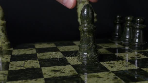 Λευκός Πύργος κτυπά μαύρο ελέφαντα στη σκακιέρα. Νίκησε πύργος στο σκάκι. Ελέφαντας κρατώντας το γυναικείο χέρι. Επιλεκτική εστίαση, μεγεθύνετε. Vintage τόνωση. Ένας πύργος στο σκάκι νικά τον ελέφαντα. - Πλάνα, βίντεο