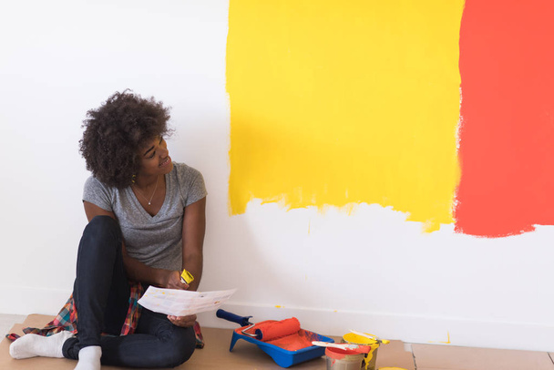 black female painter sitting on floor - Foto, Imagem