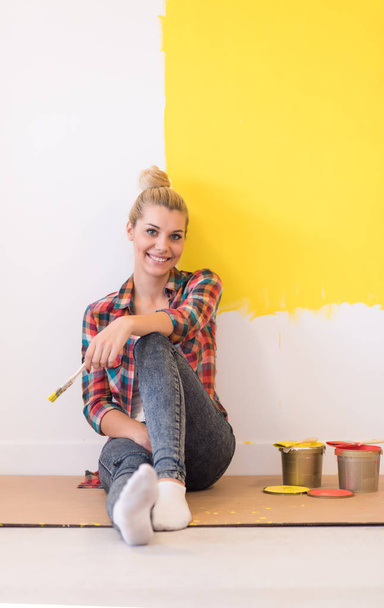 young female painter sitting on floor - Foto, Bild
