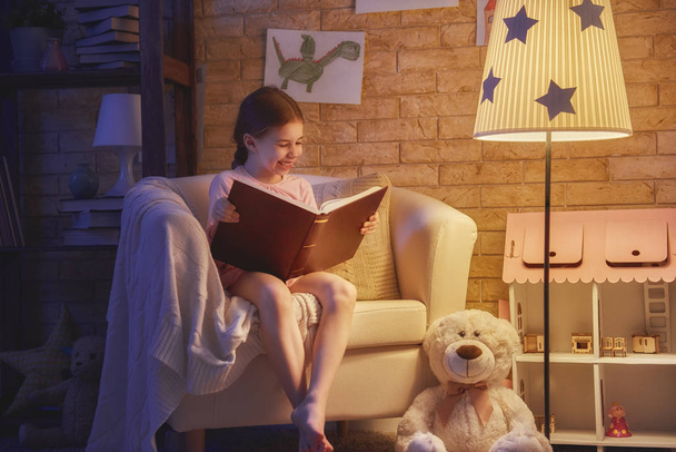 girl reading a book - Fotografie, Obrázek
