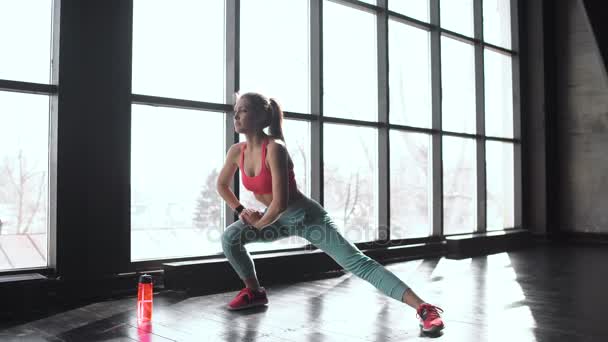 Athletic woman stretching legs - Séquence, vidéo