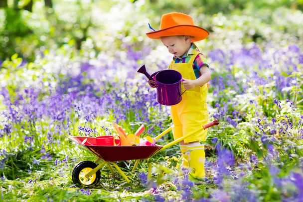 Niños en bluebell garden
 - Foto, Imagen