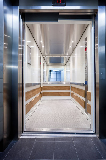 Asansör koridorda kapatın - Fotoğraf, Görsel