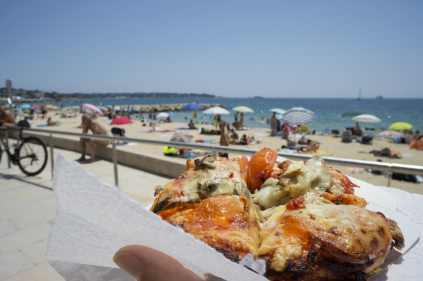 ビーチのピザ - 写真・画像