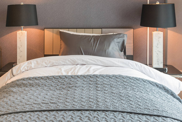 cama individual con lámpara negra en dormitorio de estilo clásico
 - Foto, Imagen