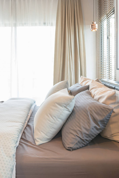 набор подушек на классической кровати в спальне
 - Фото, изображение