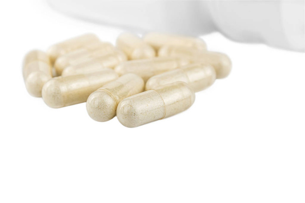 グルコサミンコンドロイチンのカプセル、健康的なサプリメント薬、白い背景に隔離された白い容器. - 写真・画像