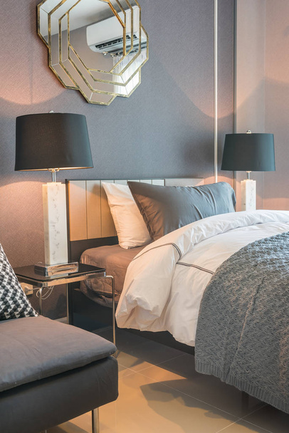 eenpersoonsbed met zwarte lamp in klassieke stijl slaapkamer - Foto, afbeelding