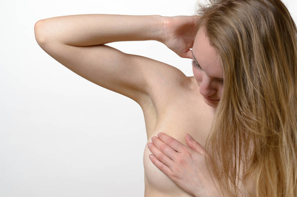 Giovane donna esaminando il suo seno per grumi
 - Foto, immagini