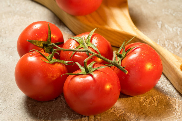 red ripe wet whole tomatoes - Foto, immagini