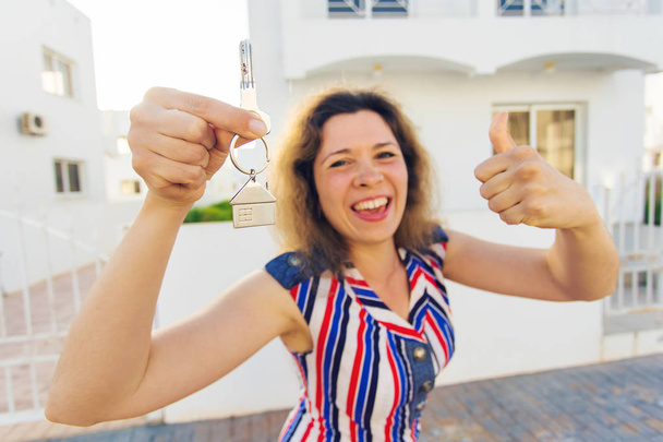 Mutlu ev sahibi veya anahtarları gösterilen ve bakıyorsun kiracı - Fotoğraf, Görsel