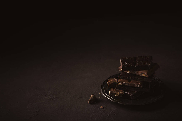 Trozos de chocolate rotos - Foto, imagen