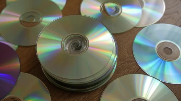 Οπτικοί δίσκοι που πέφτουν πάνω στο σωρό από DVD ή CD. - Πλάνα, βίντεο
