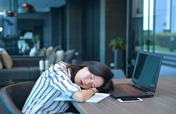 Dorywczo azjatycki biznes drzemki przed laptop, spanie - Zdjęcie, obraz