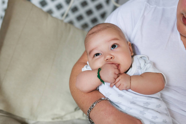 asiatische Säugling Baby Junge in den Händen des Vaters - Foto, Bild