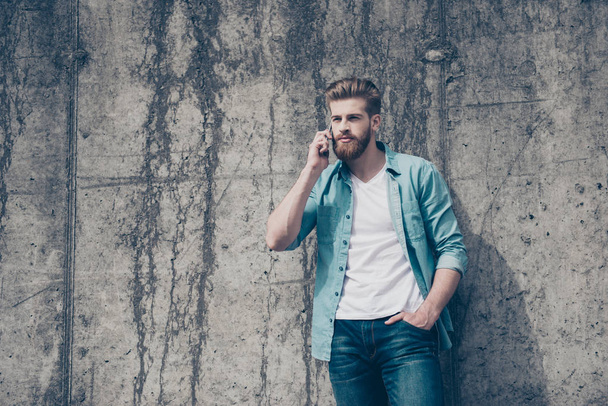 Stylish young red bearded man in casual jeans outfit is talking  - Foto, Bild