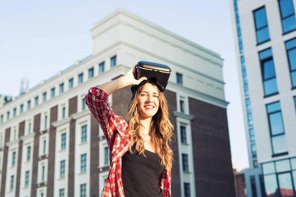schöne junge Mädchen mit Virtual Reality vr Headset auf der Straße - Foto, Bild