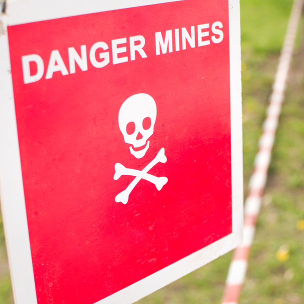 Предупреждающий знак - Опасные мины в лесу
 - Фото, изображение