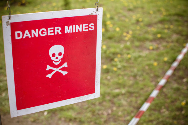 Предупреждающий знак - Опасные мины в лесу
 - Фото, изображение