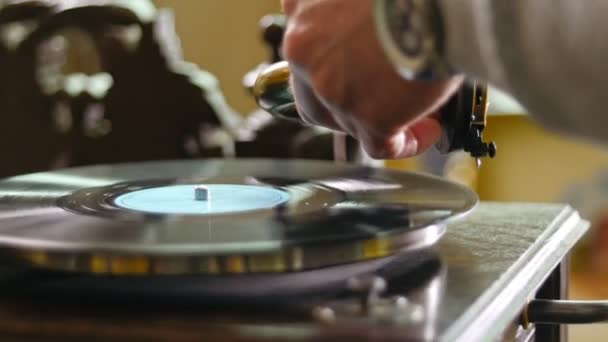 Hand van de mens vintage grammofoon aanbrengend uitgangspositie - Video