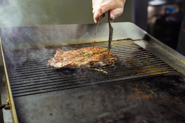 closeup steak na grilu - Fotografie, Obrázek