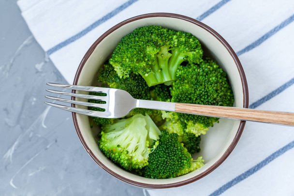 Boiled broccoli in a bowl - 写真・画像