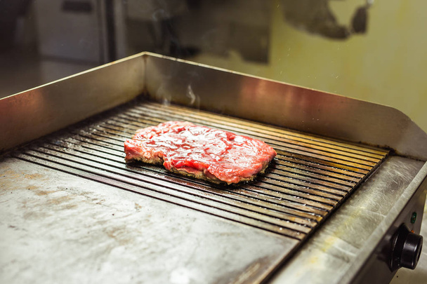 Grilled beef steak on the grill, close-up. - Valokuva, kuva