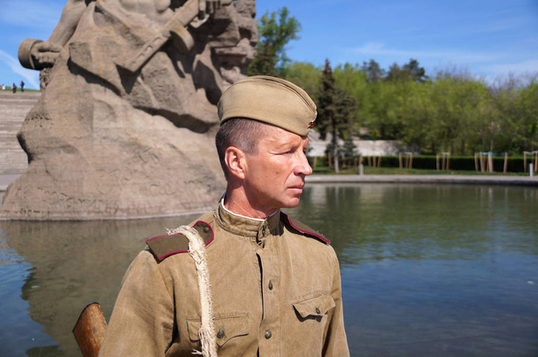 Combatiente del Ejército Rojo en forma de tiempos de la Segunda Guerra Mundial en una h
 - Foto, Imagen