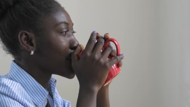 Afrikaanse dame relish drankje thuis of op kantoor. - Video