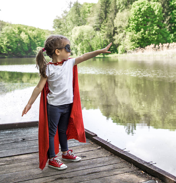 kleines süßes Mädchen im Kostüm eines Superhelden - Foto, Bild