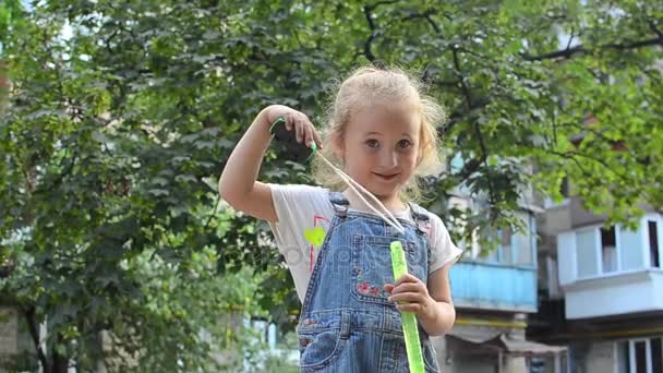 kleines Mädchen pustet Seifenblasen - Filmmaterial, Video